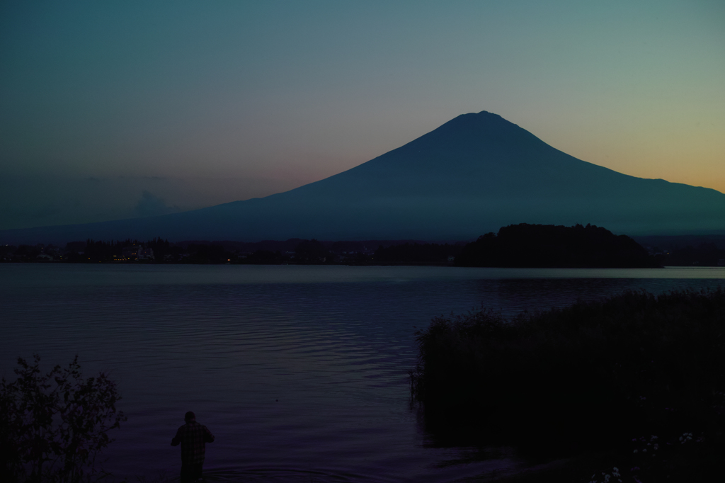 日暮れの湖