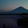 日暮れの湖