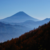 青い富士山と秋色の山