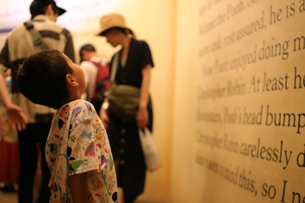 本を読む少年？