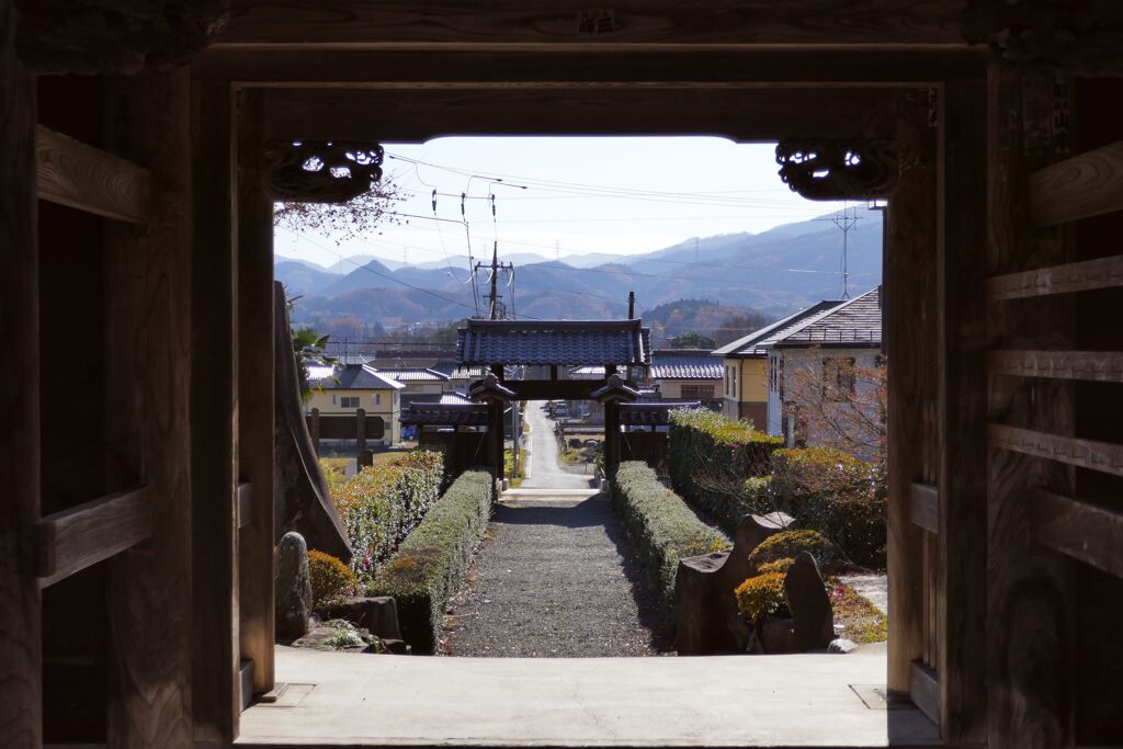 寄居町　正龍寺　山門より