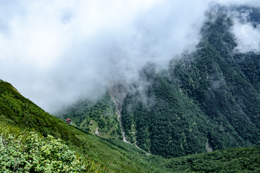 山小屋のある風景