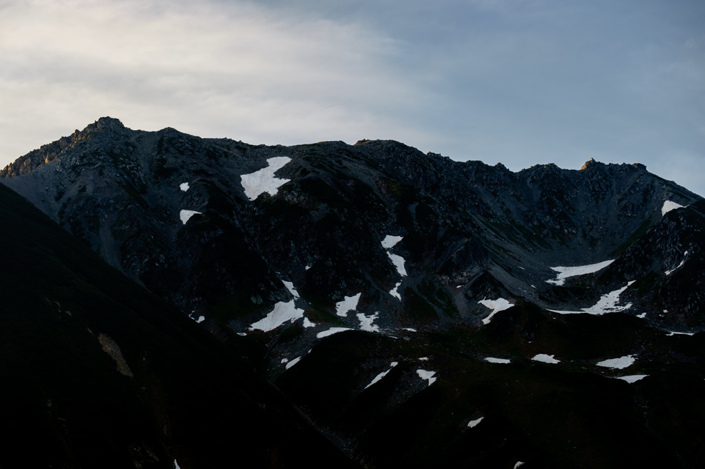 立山に朝陽が届く