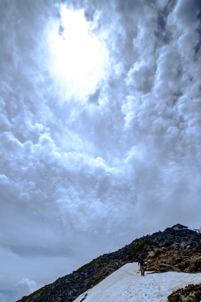 陽光は雲を穿って