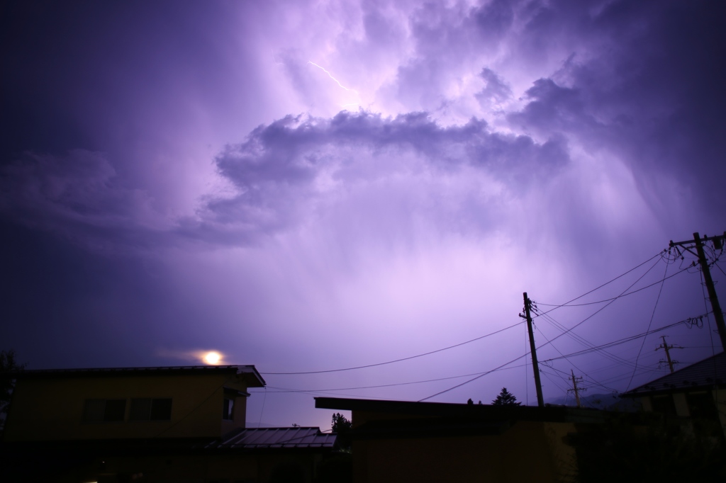 月と落雷