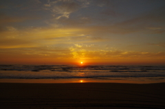 千里浜での海への日没