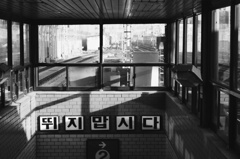 駅の窓から