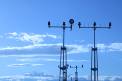 誘導灯と青空