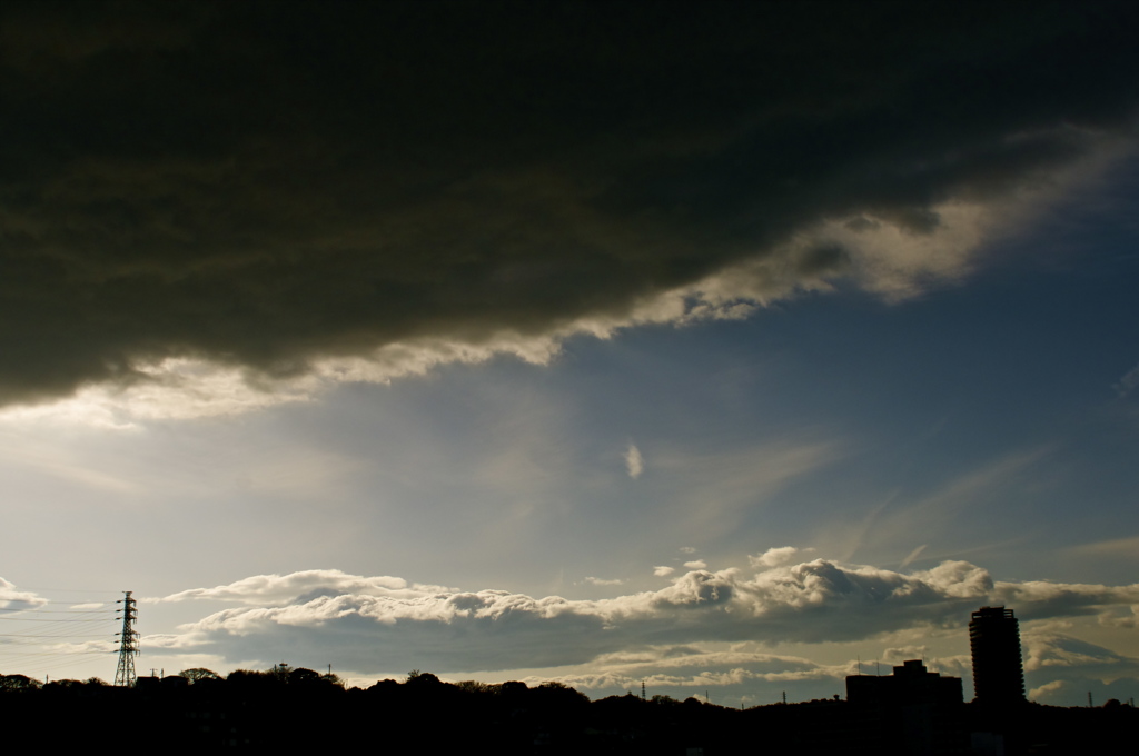 迫る雲