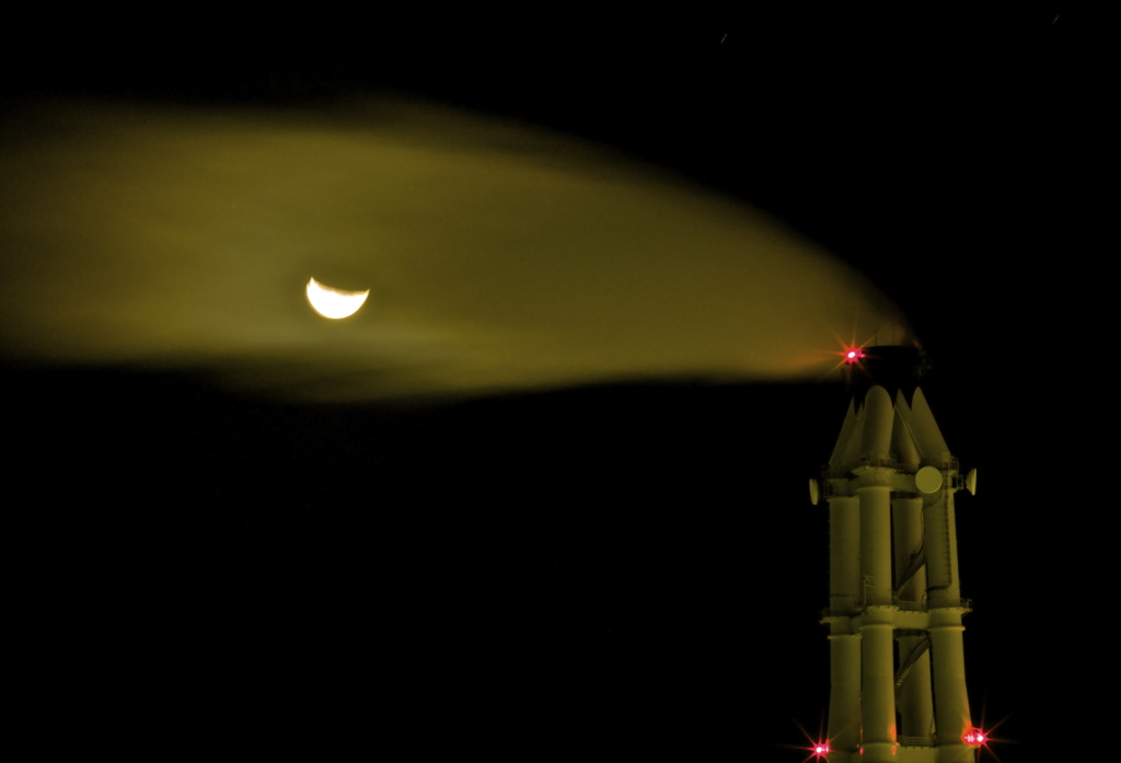 月と煙突