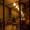夜のカフェ