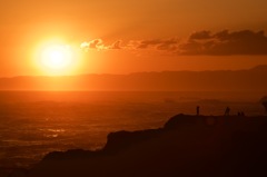 荒波と夕陽