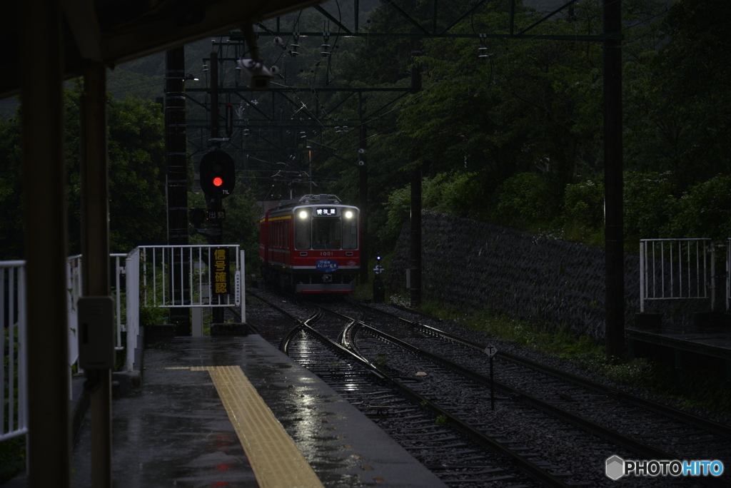 暗がりの箱根登山鉄道