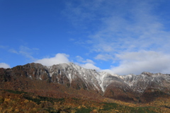 紅葉の鳥甲山に雪〃