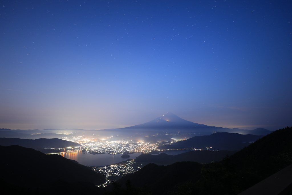 霞たなびく夏富士