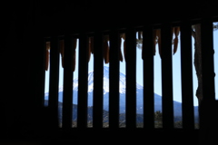 水車小屋の窓より富士