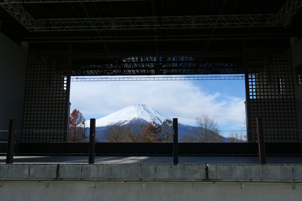 ステージの背景は富士