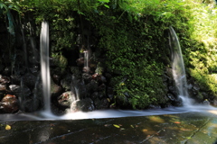 山肌に湧水