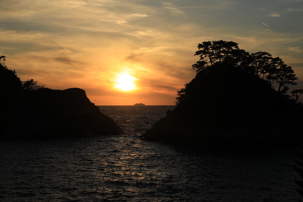 沖合夕日の中・「飛鳥Ⅱ」