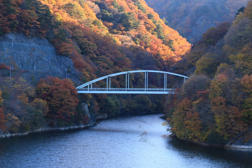 山峡に朝日射す