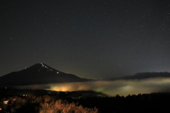 富士と雲海と登山灯