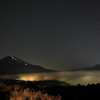 富士と雲海と登山灯