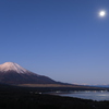 月降る凍てつく山中湖