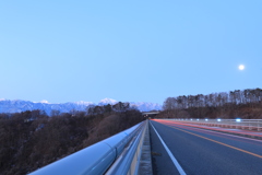 橋より南アルプスと光跡