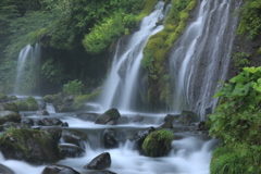 川霧立ち込める吐竜の滝