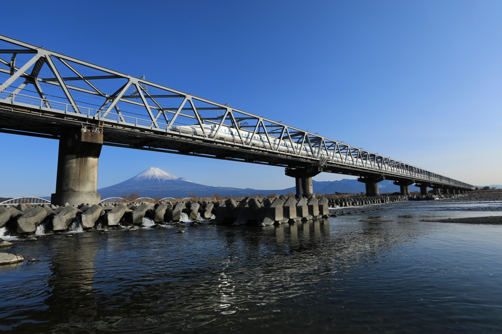 新幹線富士川を渡る