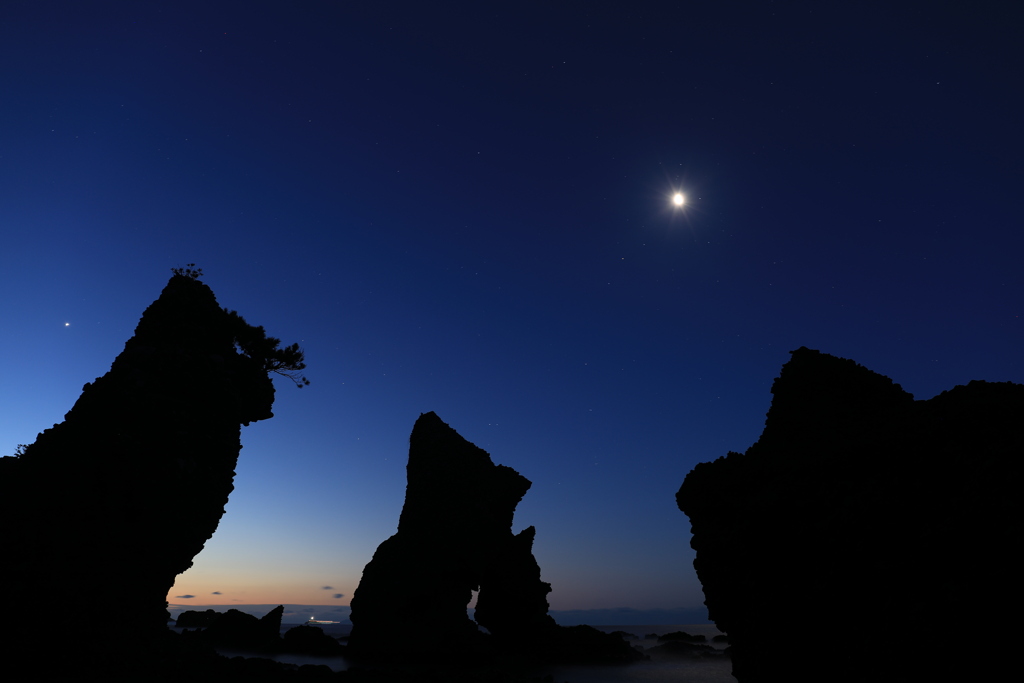 月夜の浜辺(語り合う岩）