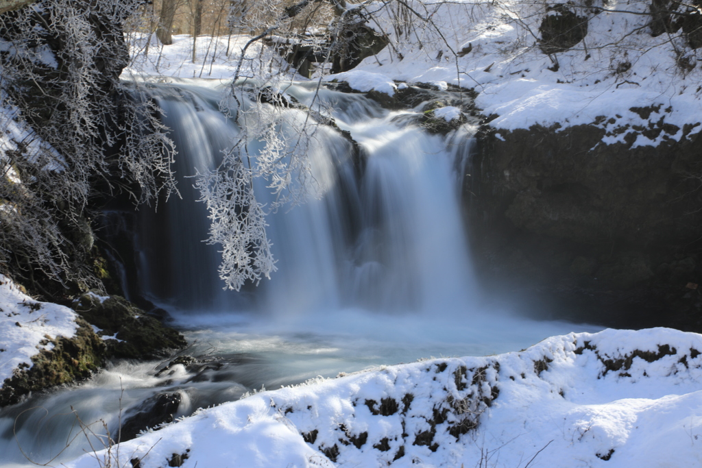 積雪の滝