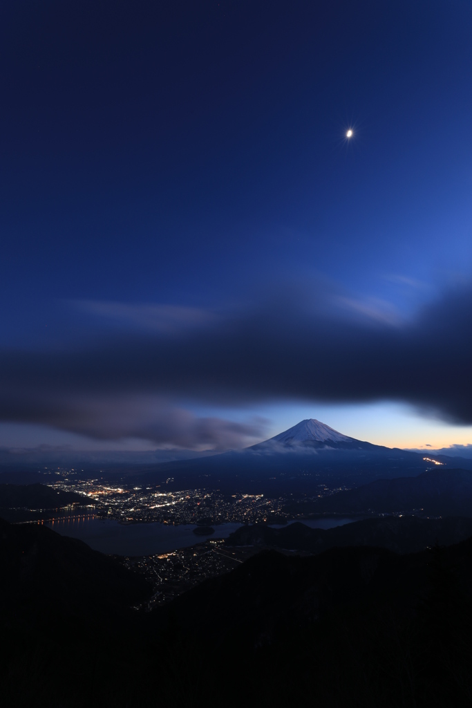 富士と上弦の月