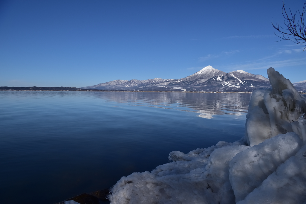 ある日の　天神浜のしぶき氷と磐梯山