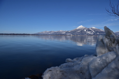 ある日の　天神浜のしぶき氷と磐梯山