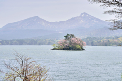 桧原湖の「桜島」と「磐梯山」