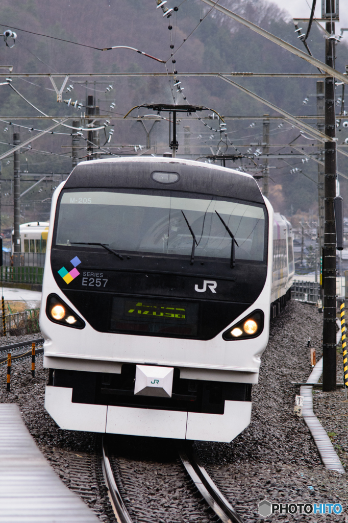 2016/03/19/初狩駅を駆け抜けるE257系あずさ