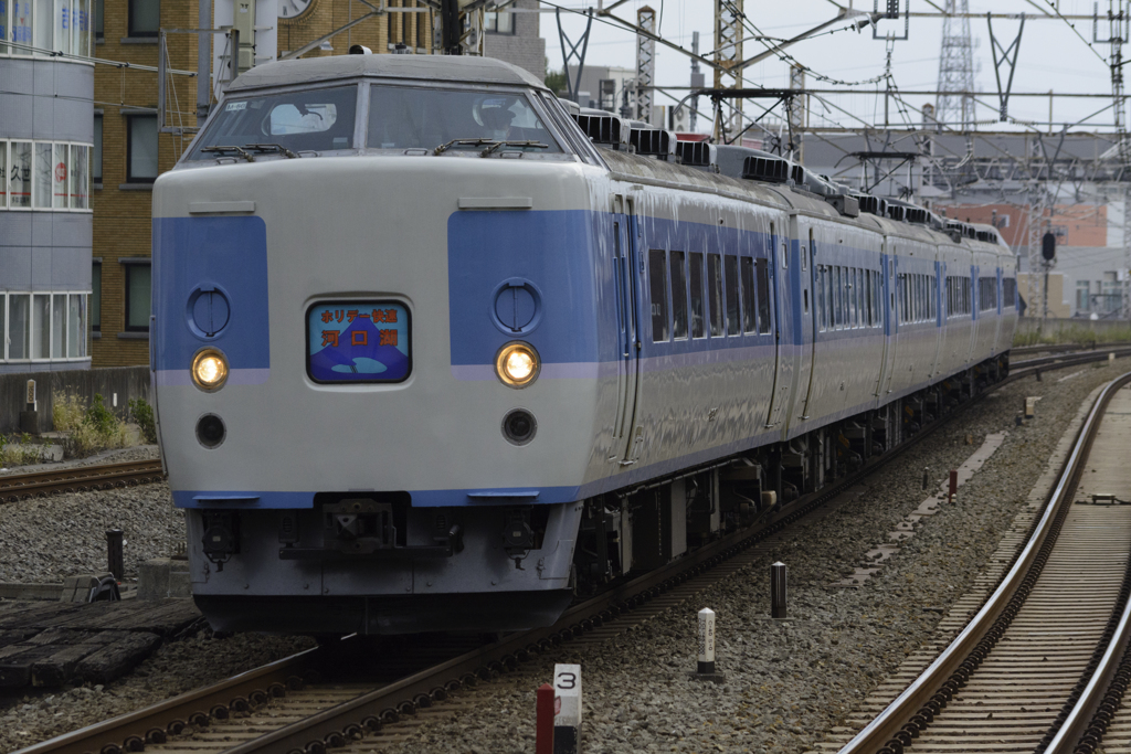 2016/10/22/189系M50編成 ホリデー快速富士山1号 吉祥寺駅にて