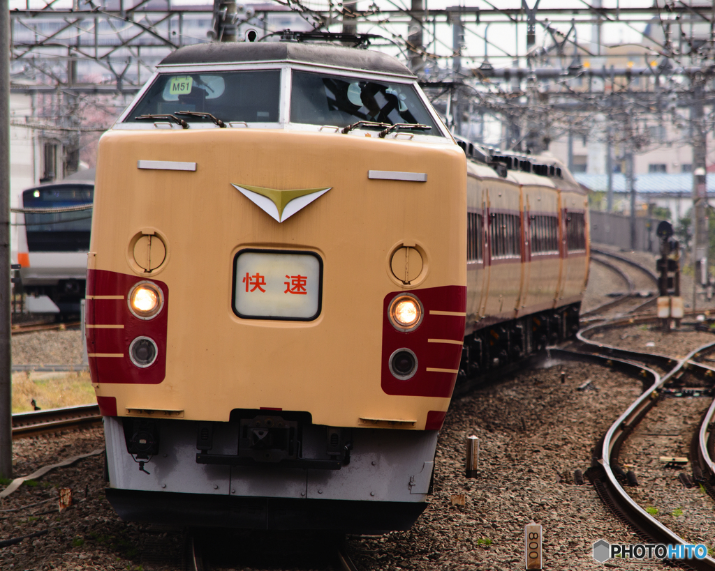 2016/04/10/M51編成による快速山梨富士号 立川駅にて