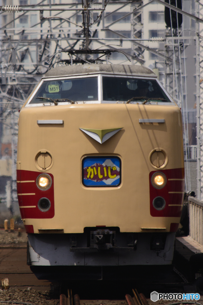 2016/05/03/M51編成によるかいじ186号(面縦) 吉祥寺駅にて
