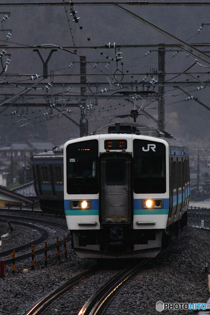 2016/03/19/初狩駅に到着する211系(分割編成)