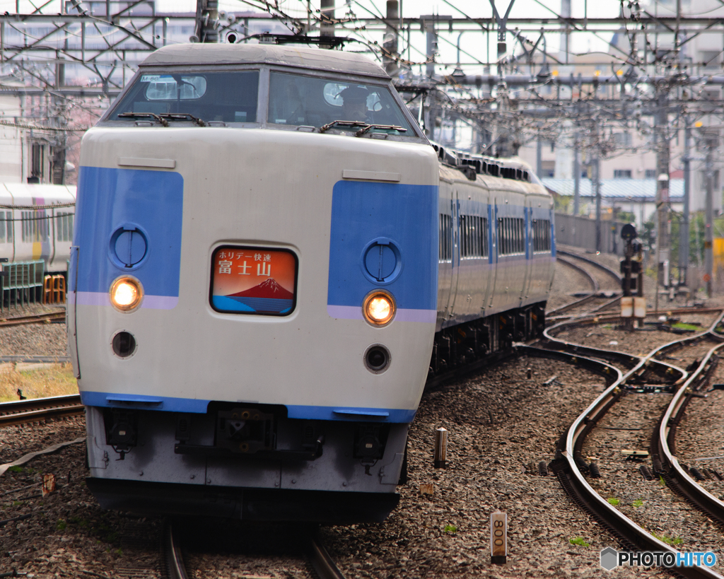 2016/04/10/M50編成によるホリデー快速富士山号 立川駅にて