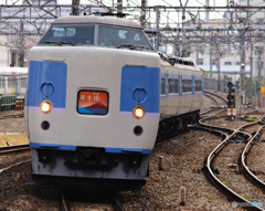 2016/04/10/M50編成によるホリデー快速富士山号 立川駅にて