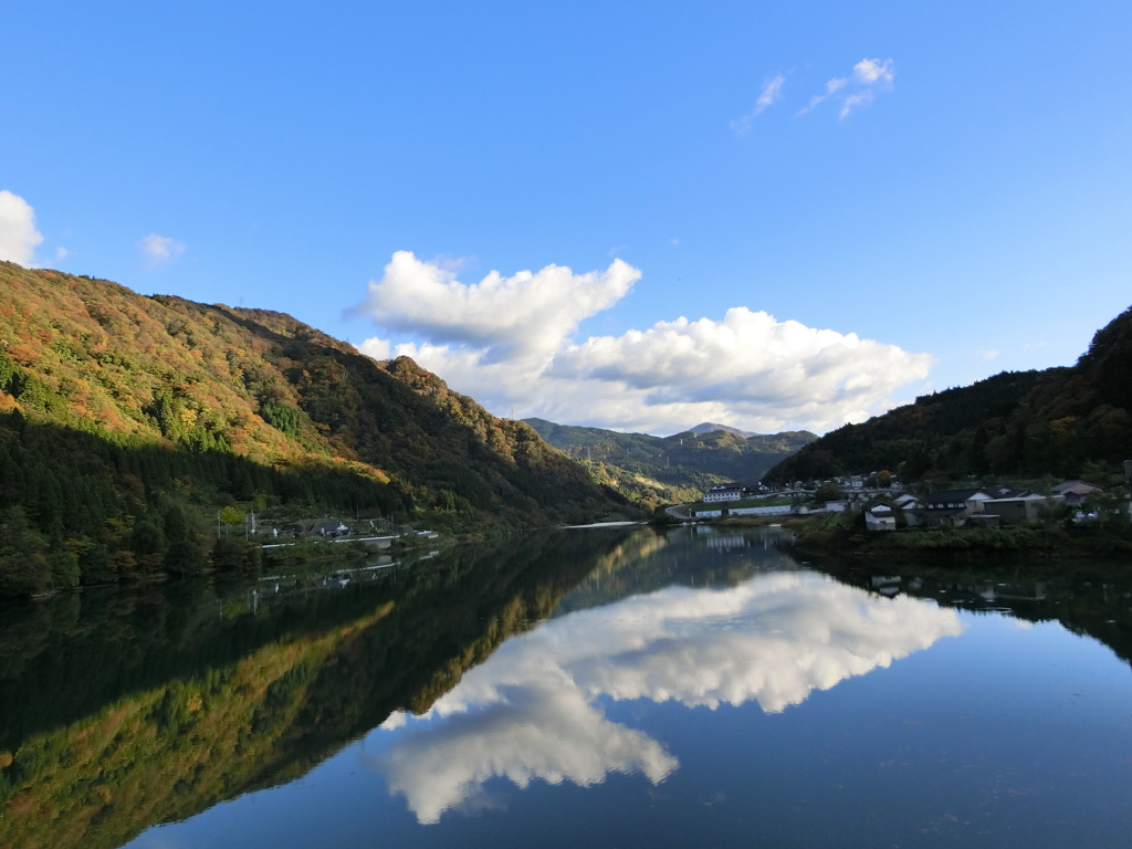 ダム湖の雲