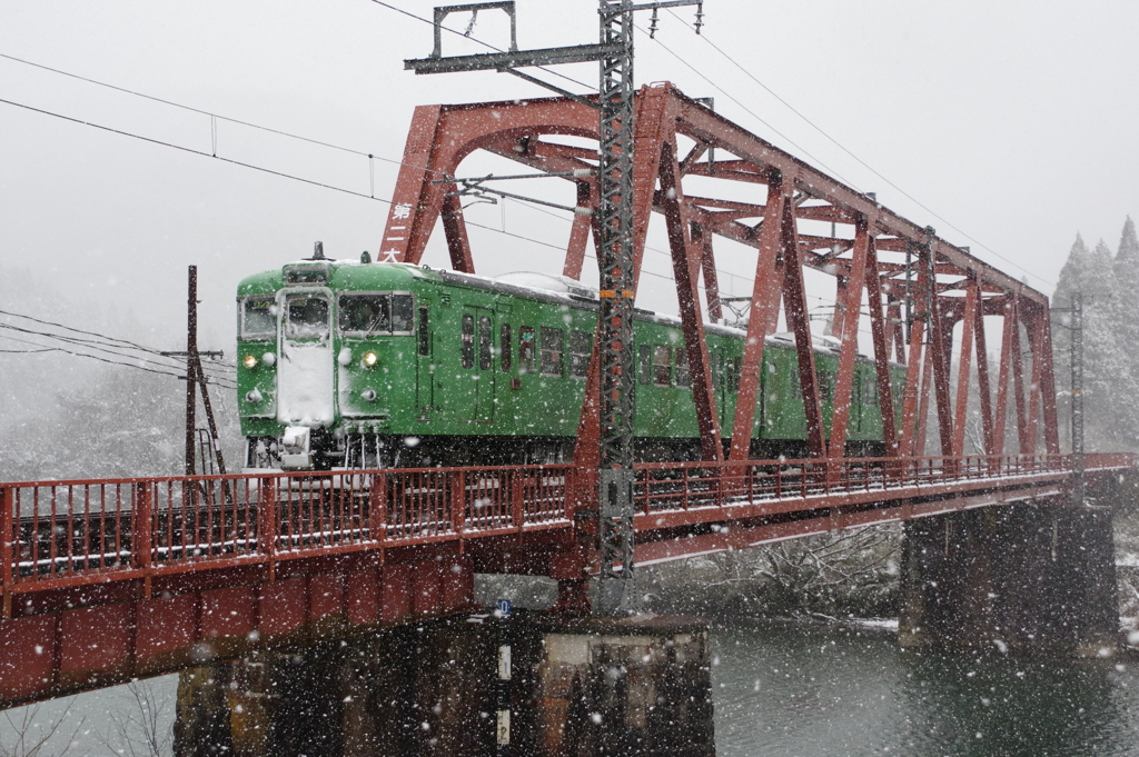 赤い鉄橋と緑の電車
