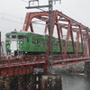赤い鉄橋と緑の電車