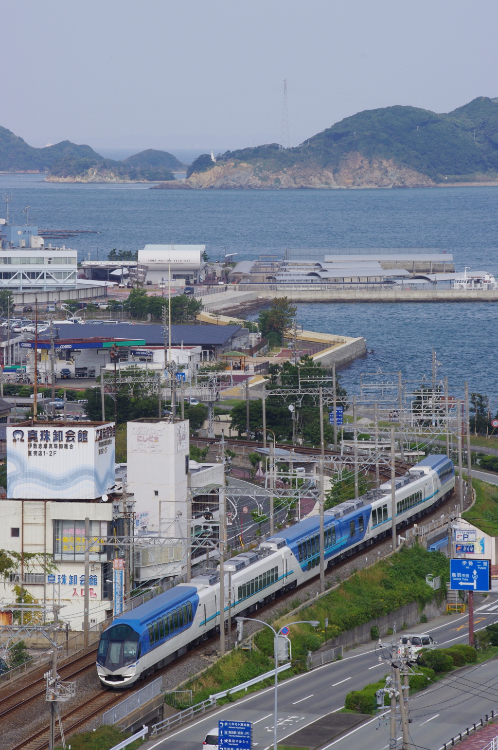 鳥羽の町を”しまかぜ”が翔る