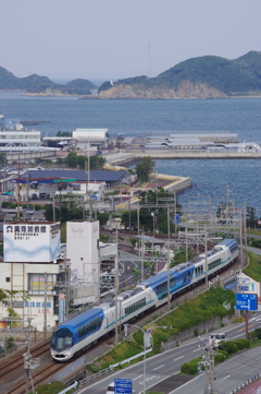 鳥羽の町を”しまかぜ”が翔る