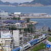 鳥羽の町を”しまかぜ”が翔る