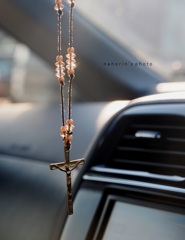 十字架に唇寄せた人。